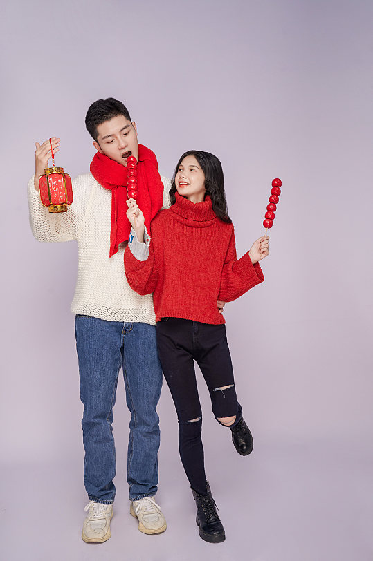 吃糖葫芦圣诞节情侣人物摄影图片精修-众图网