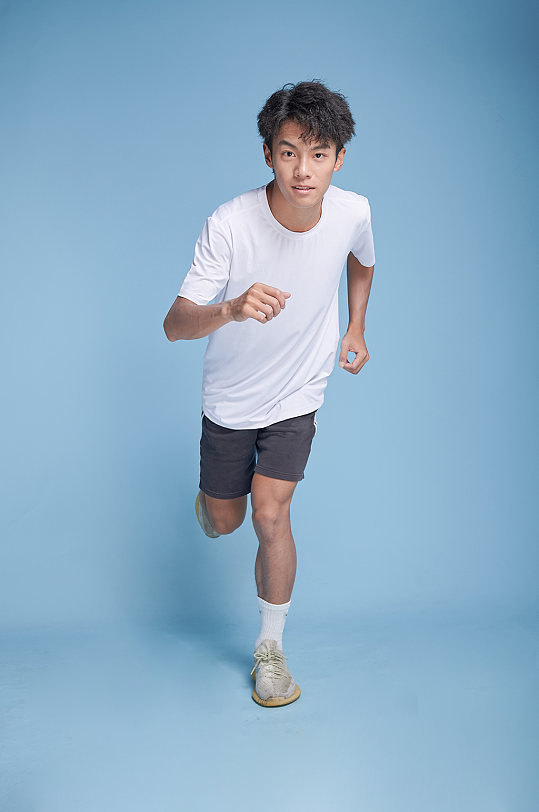 体育运动跑步男生健身人物摄影图