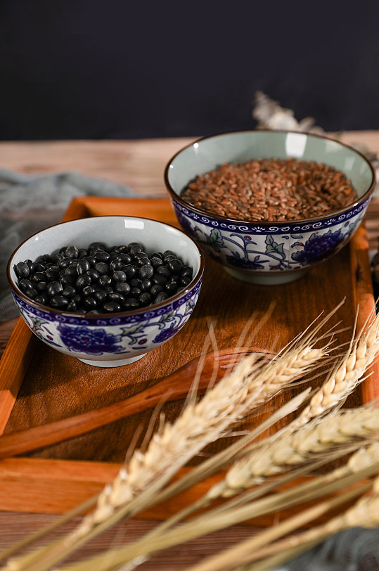 黑豆红米健康杂粮粥营养五谷杂粮摄影图片