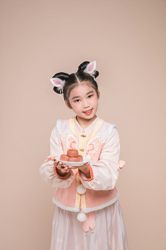 拿中秋月饼古装新年兔年儿童人物摄影图精修