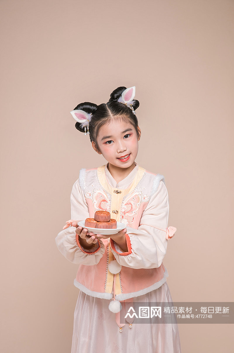 拿中秋月饼古装新年兔年儿童人物摄影图精修素材