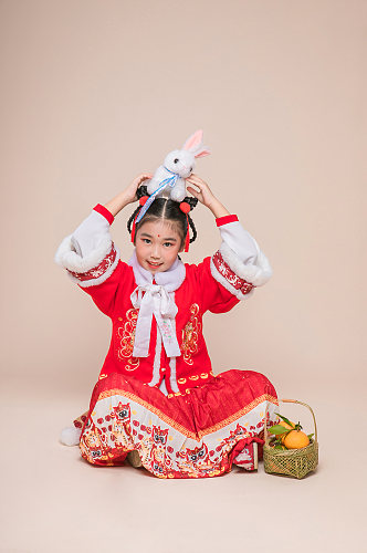 兔子福娃橘子新年兔年儿童人物摄影图精修