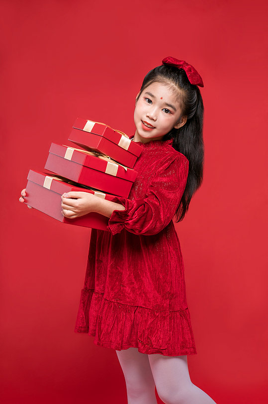 礼物红裙小女孩新年兔年儿童人物摄影图精修