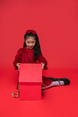 拆礼物红裙女孩新年兔年儿童人物摄影图精修