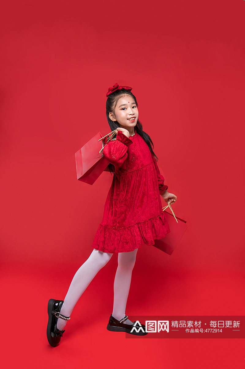 购物袋红裙女孩新年兔年儿童人物摄影图精修素材