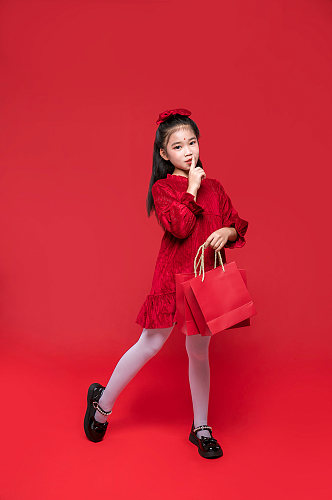 购物袋红裙女孩新年兔年儿童人物摄影图精修