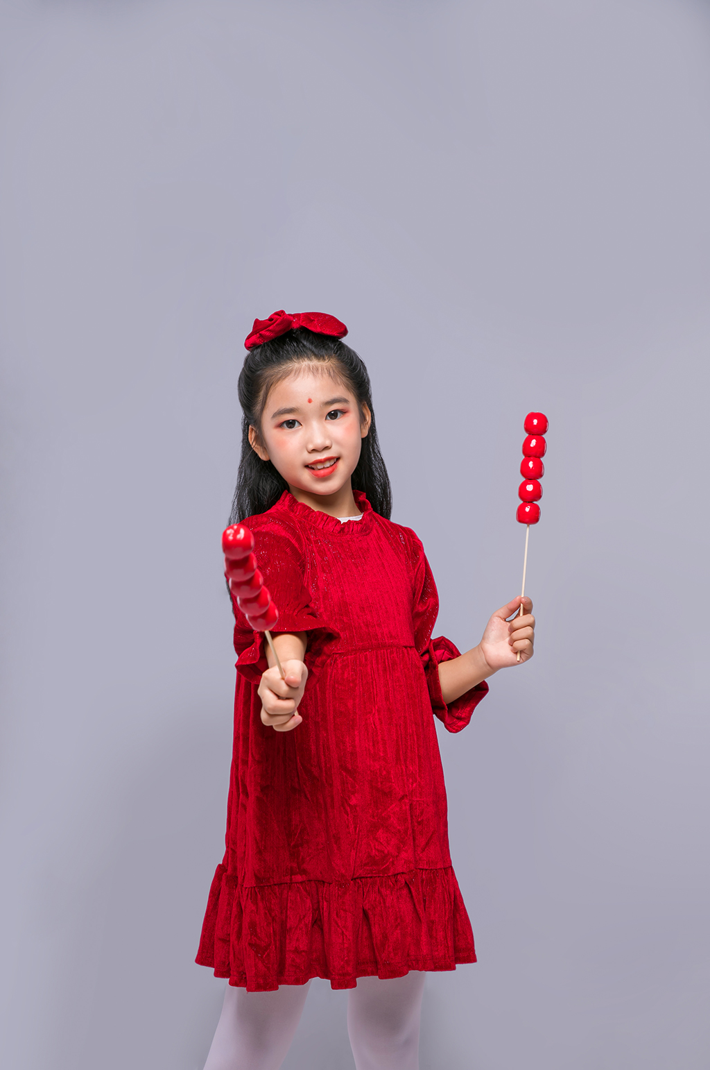 拿糖葫芦女孩新年兔年儿童人物摄影图精修素材