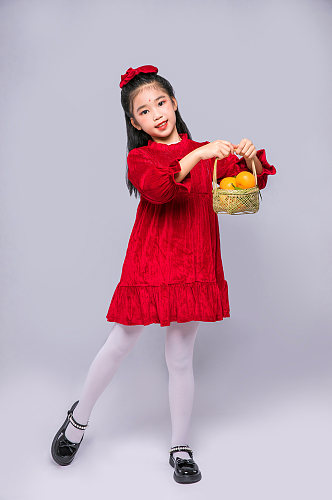 水果篮红裙女孩新年兔年儿童人物摄影图精修