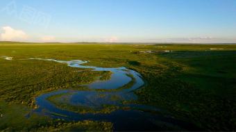 5k航拍夕阳下的千里草原及草原上的溪流-众图网