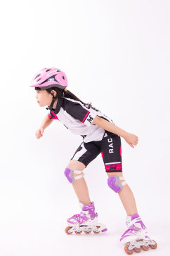 可爱女孩儿童轮滑运动人物摄影图