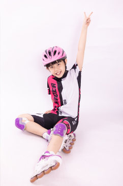 比耶可爱女孩轮滑儿童人物摄影图