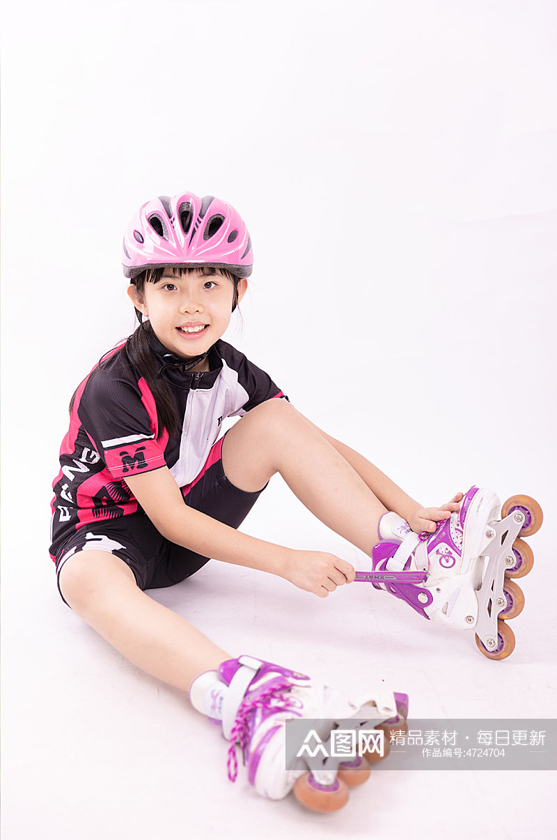 可爱女孩系鞋带轮滑人物摄影图素材