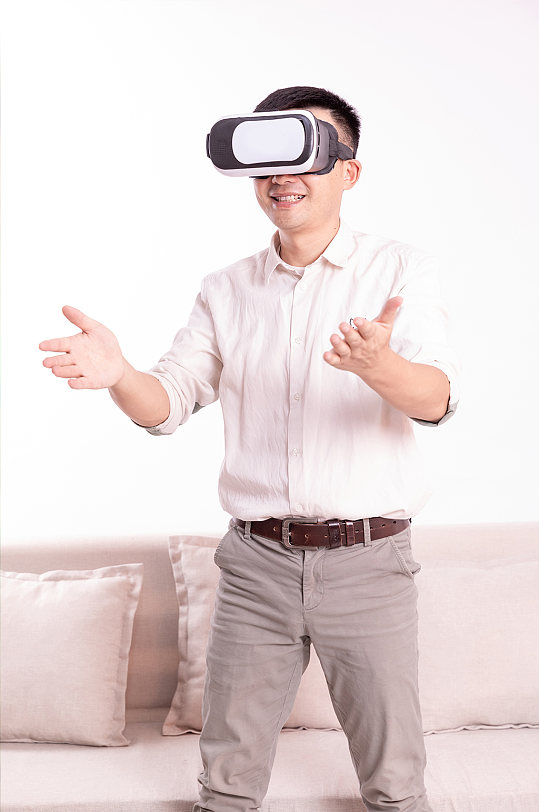 VR科技商务男士虚拟现实人物摄影图片