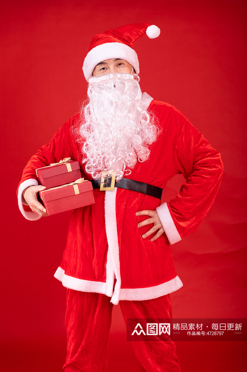 叉腰抱着礼物的圣诞老人摄影图素材