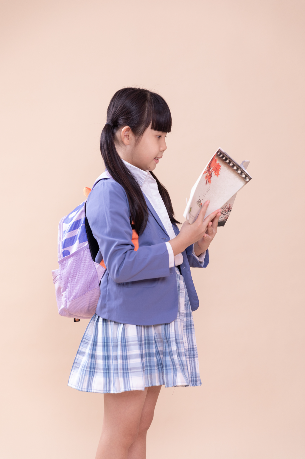 认真看书的小学生摄影图素材