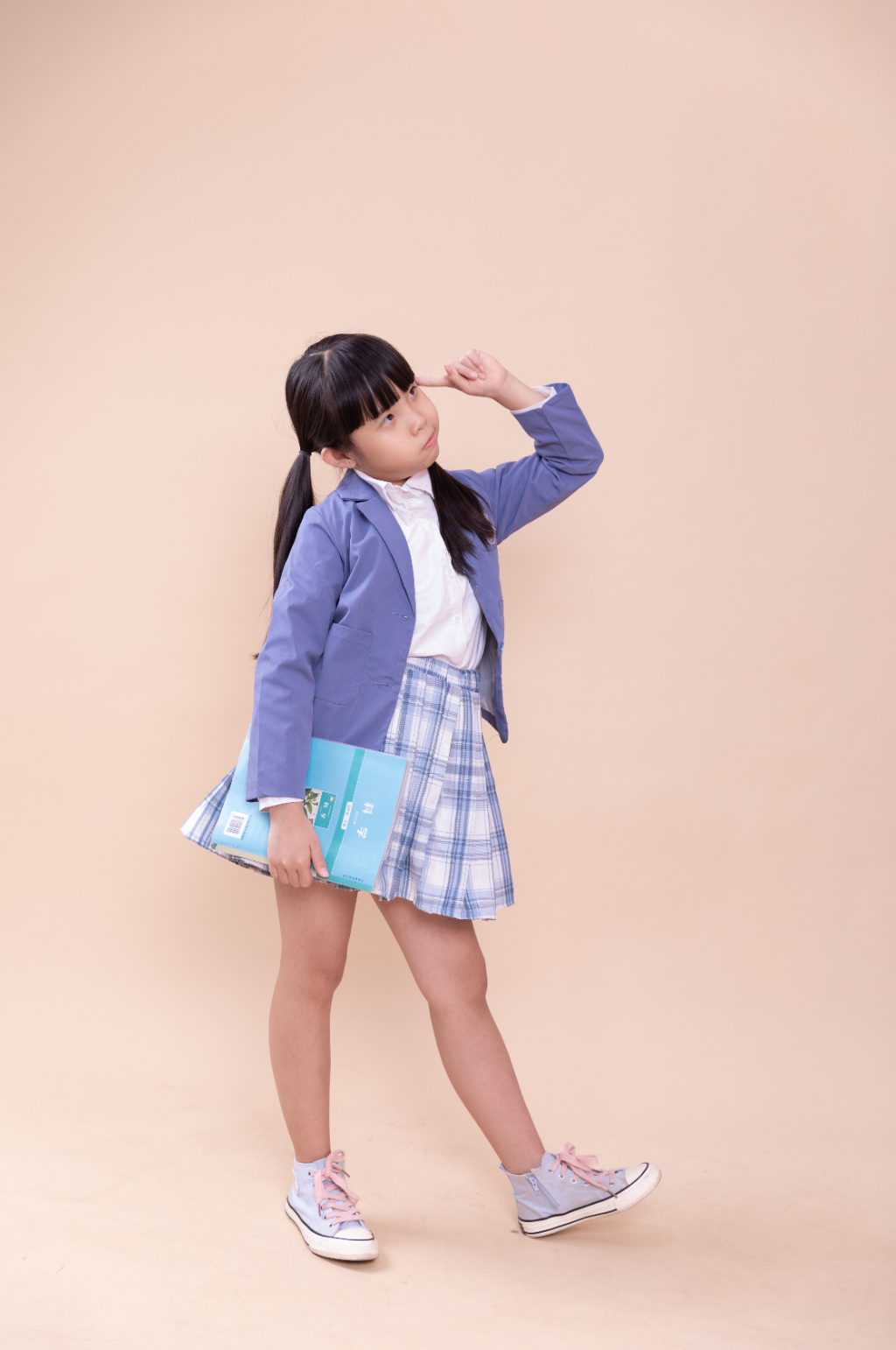 想问题的小学生小女孩摄影图素材