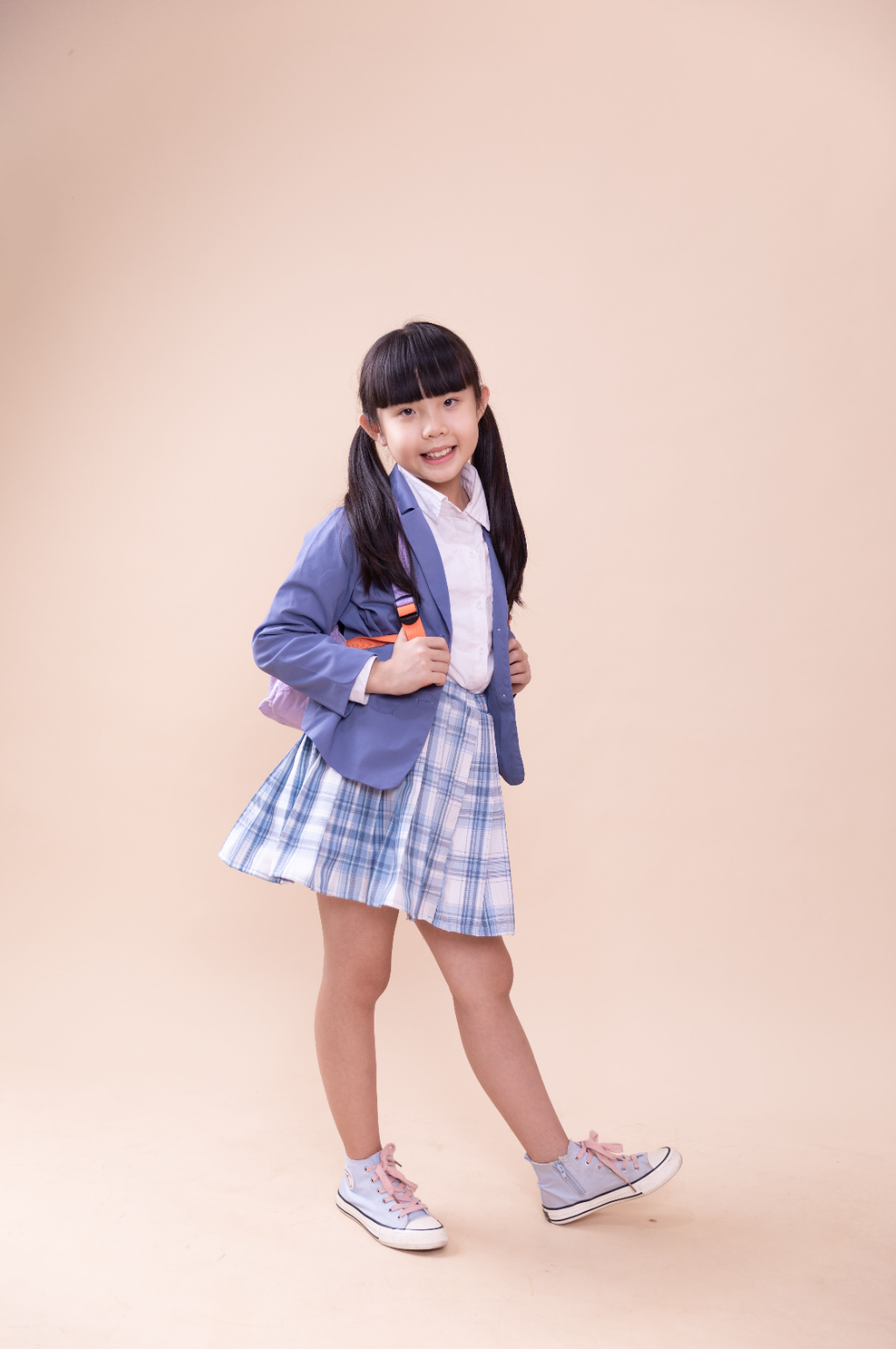 背书包的小女孩小学生摄影图素材