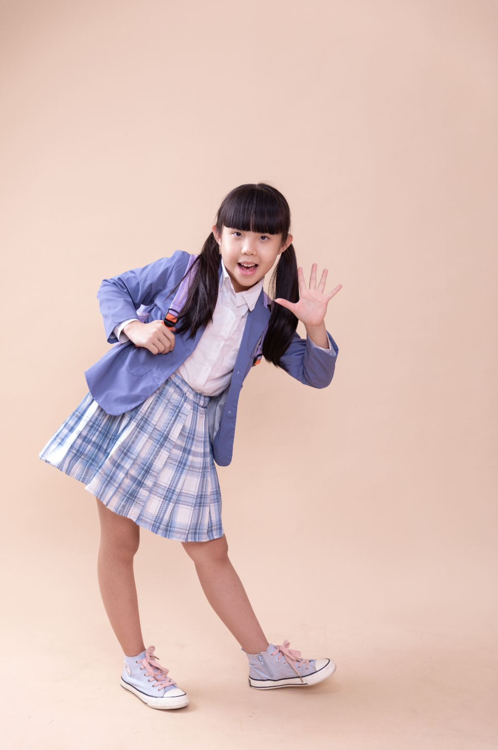 背书包的小学生小女孩摄影图素材