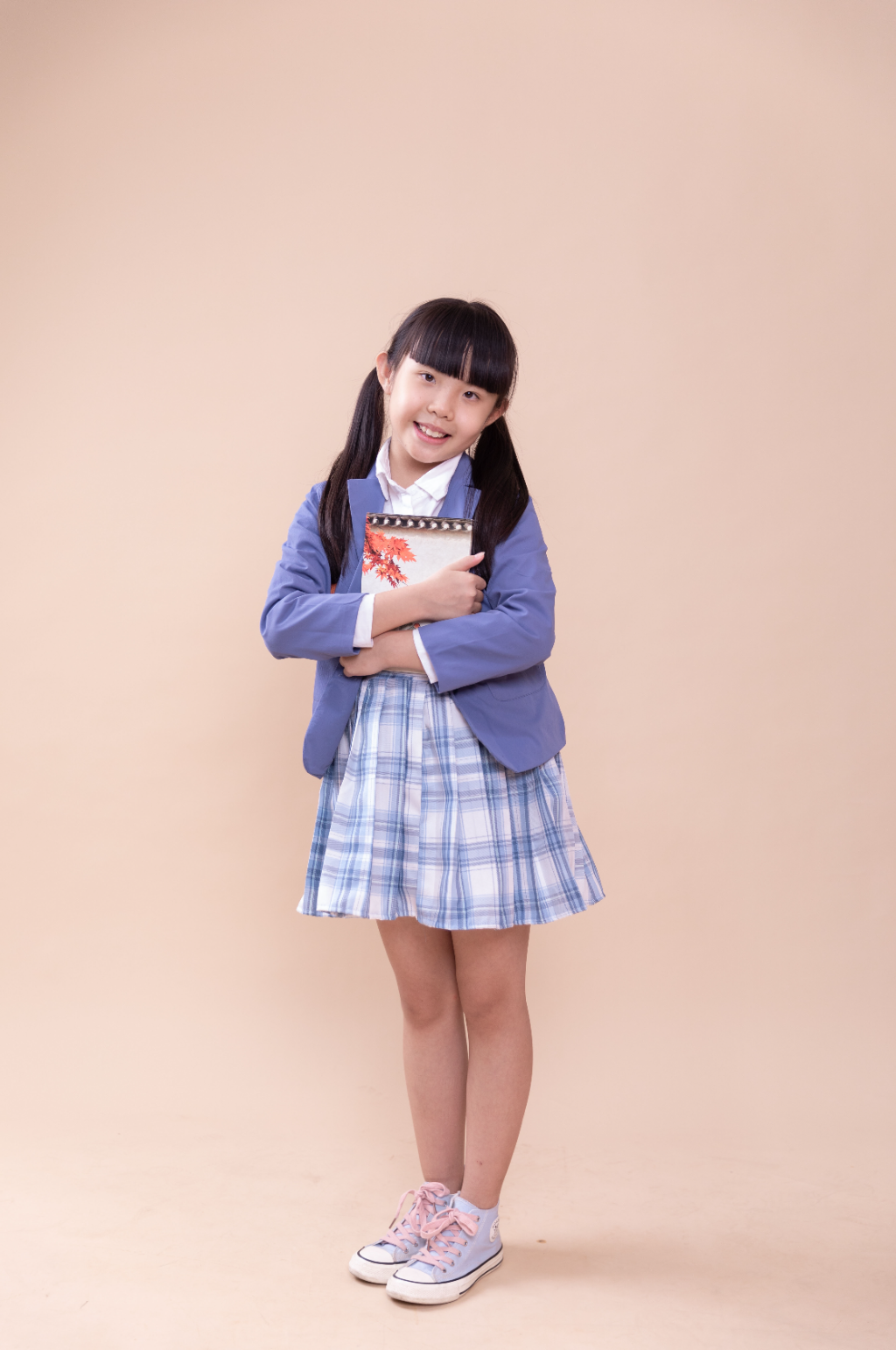 可爱的小学生小女孩摄影图素材