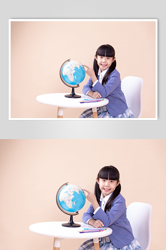 玩地球仪的小女孩学生摄影图