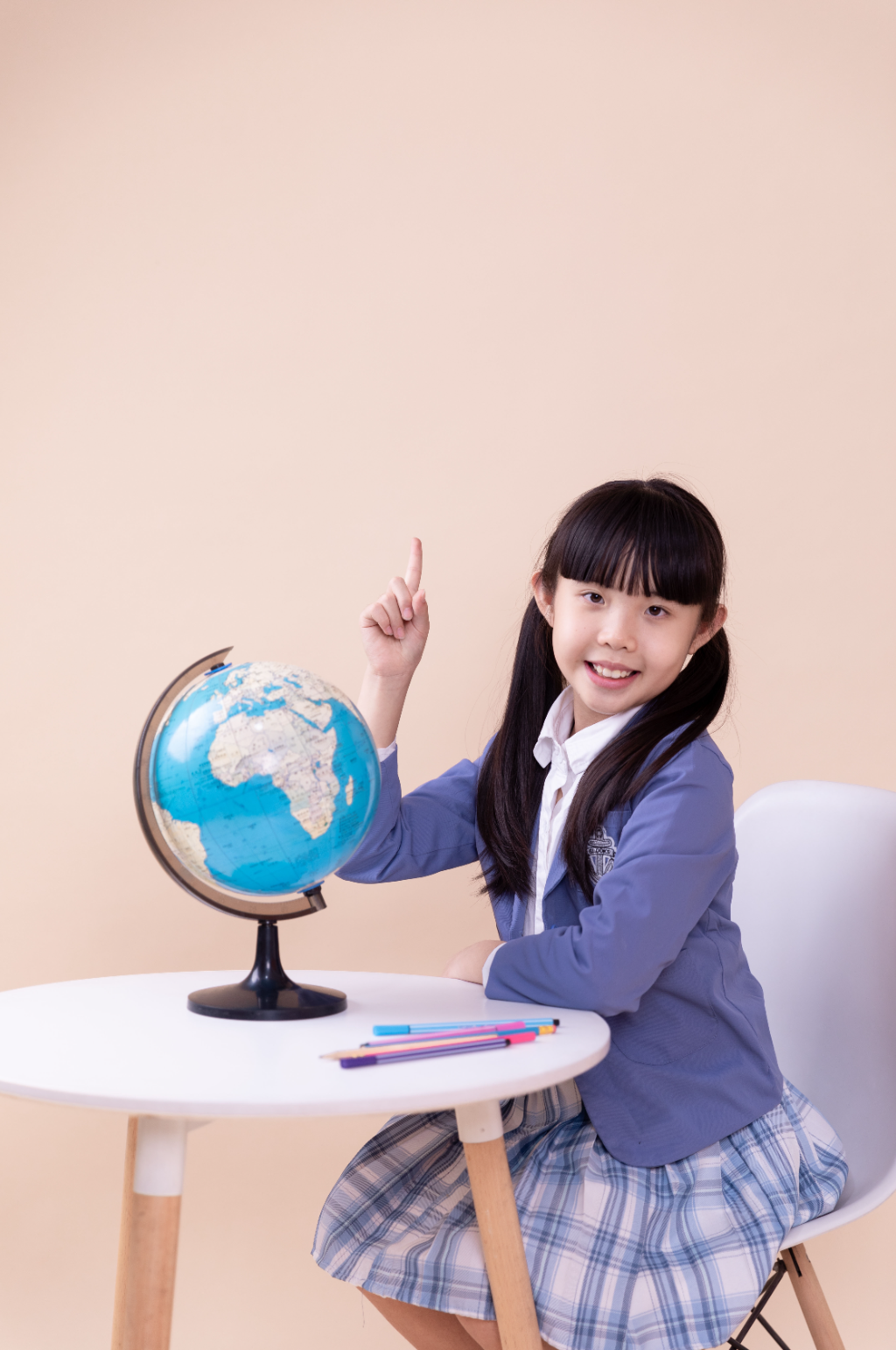上课的小学生小女孩指示摄影图素材