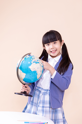 抱着地球仪的小女孩小学生摄影图