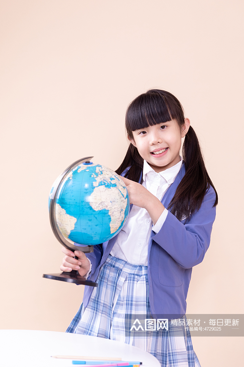 抱着地球仪的小女孩小学生摄影图素材