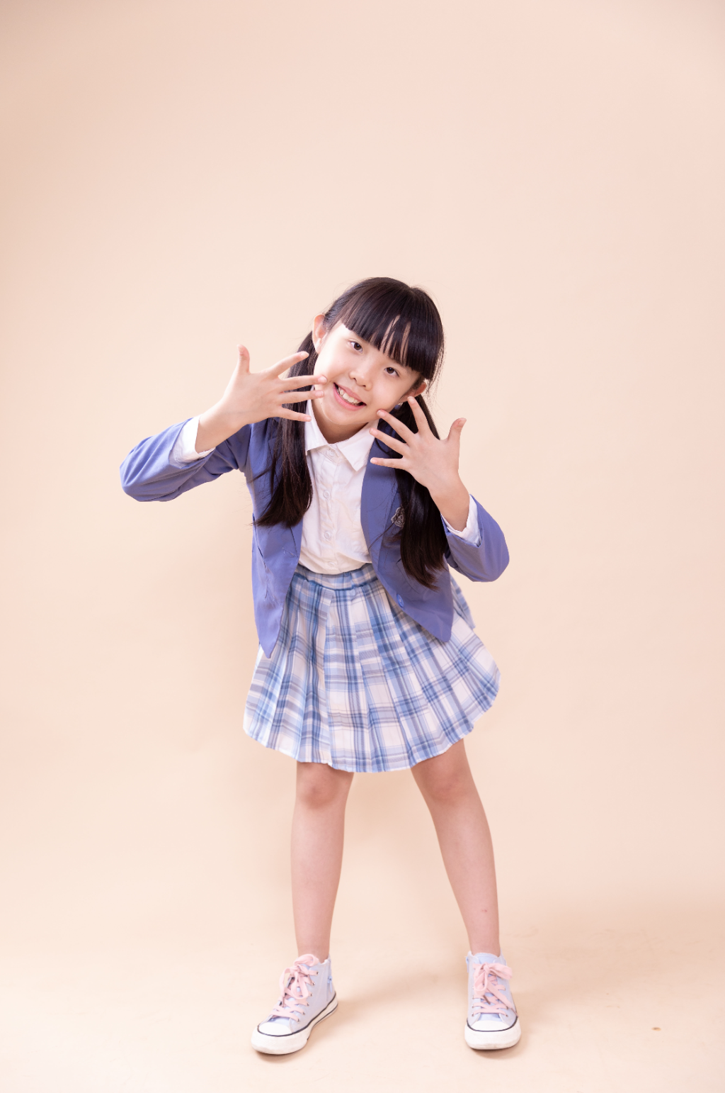 猫咪身着学生装的小学生小女孩摄影图素材