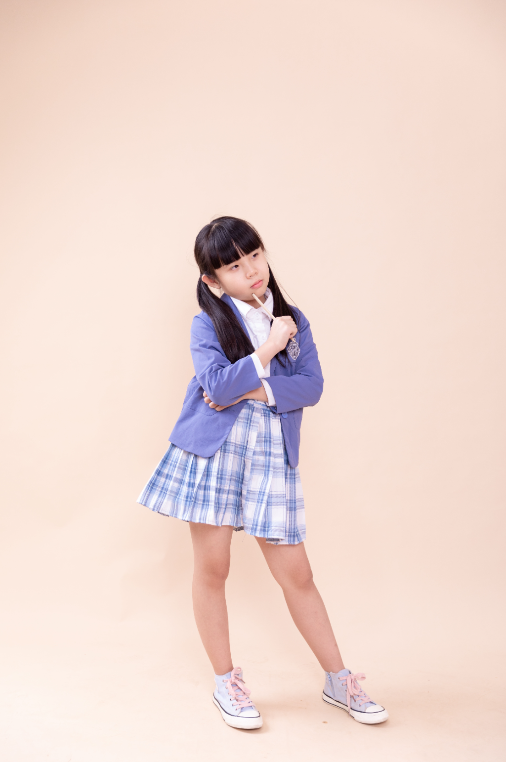 身着学生装的小学生小女孩思考摄影图素材