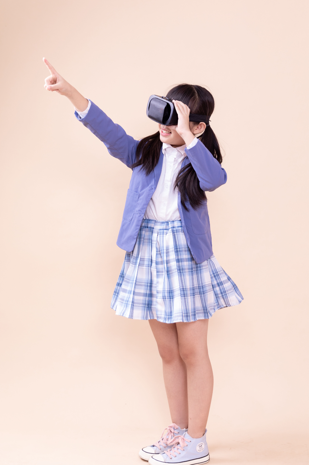 远眺戴着VR眼镜的小学生小女孩摄影图素材