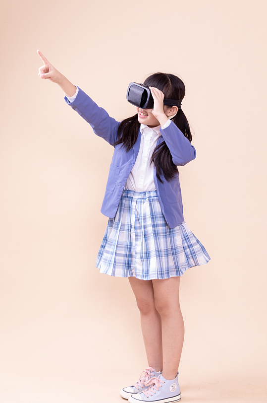 远眺戴着VR眼镜的小学生小女孩摄影图