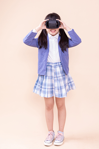 戴着VR眼镜的小女孩学生摄影图