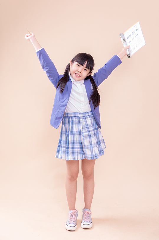 拿着书小女孩身着学生装的小学生摄影图-众图网