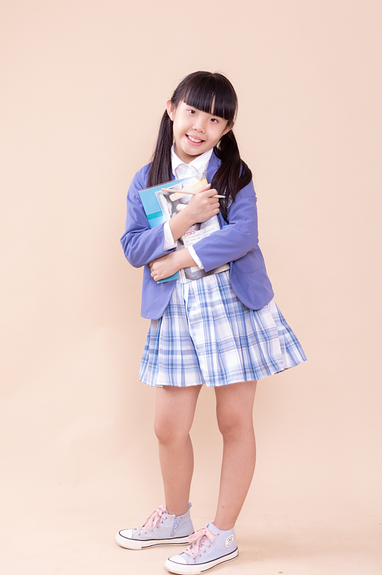 怀抱书本的小女孩学生摄影图-众图网