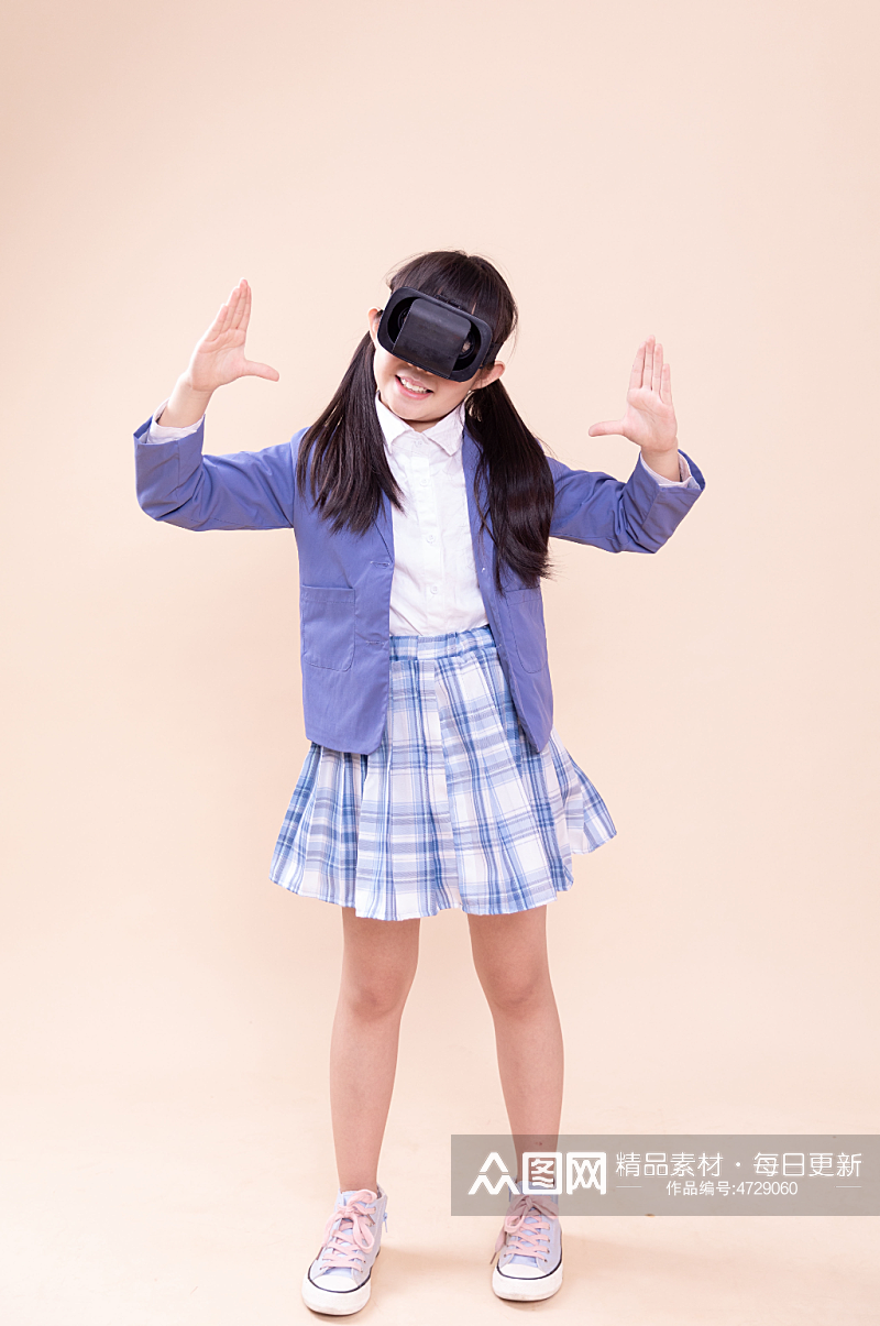 小女孩虚拟体验VR眼镜的小学生摄影图素材