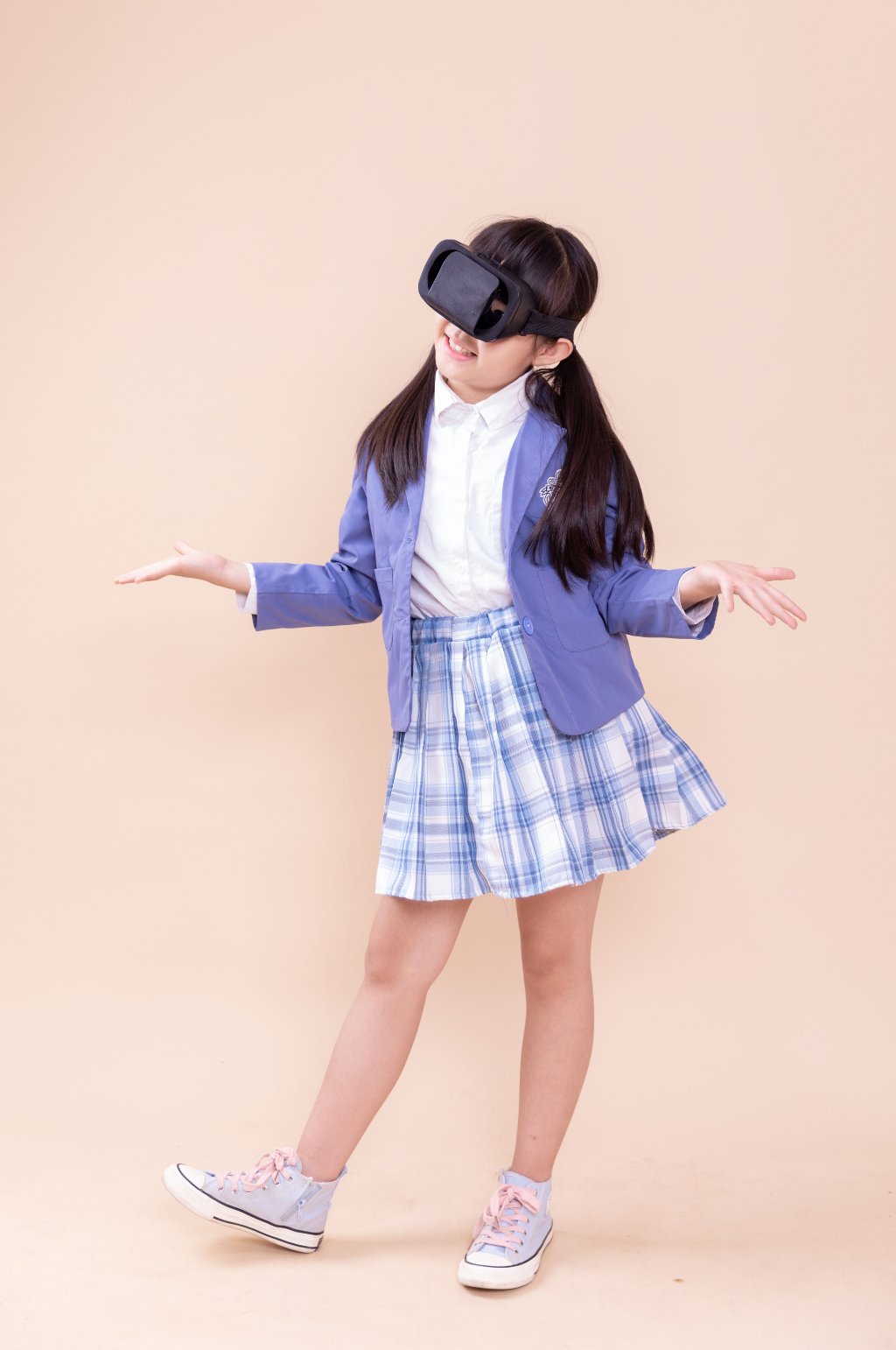 小女孩摊手体验VR眼镜的小学生摄影图素材