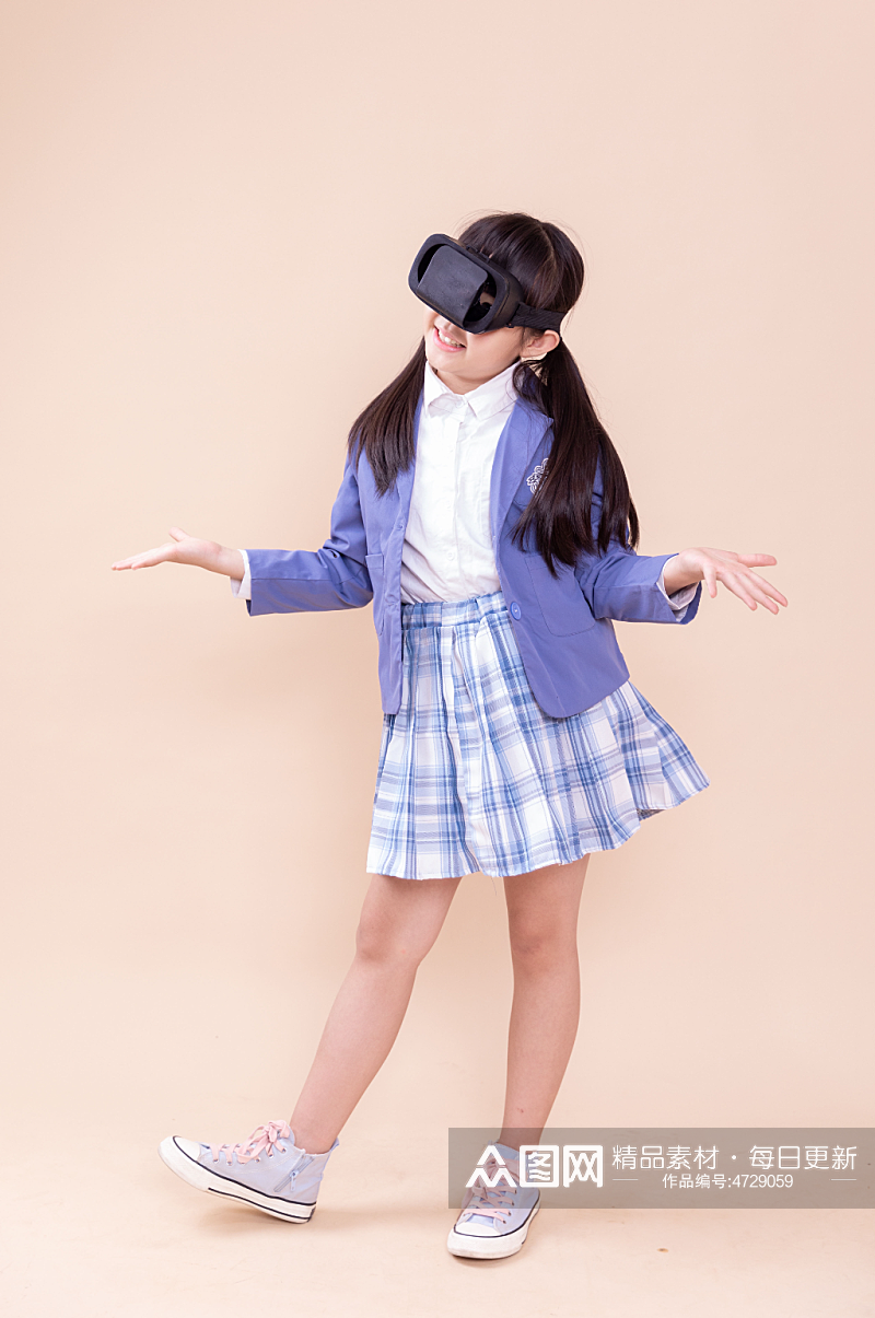 小女孩摊手体验VR眼镜的小学生摄影图素材