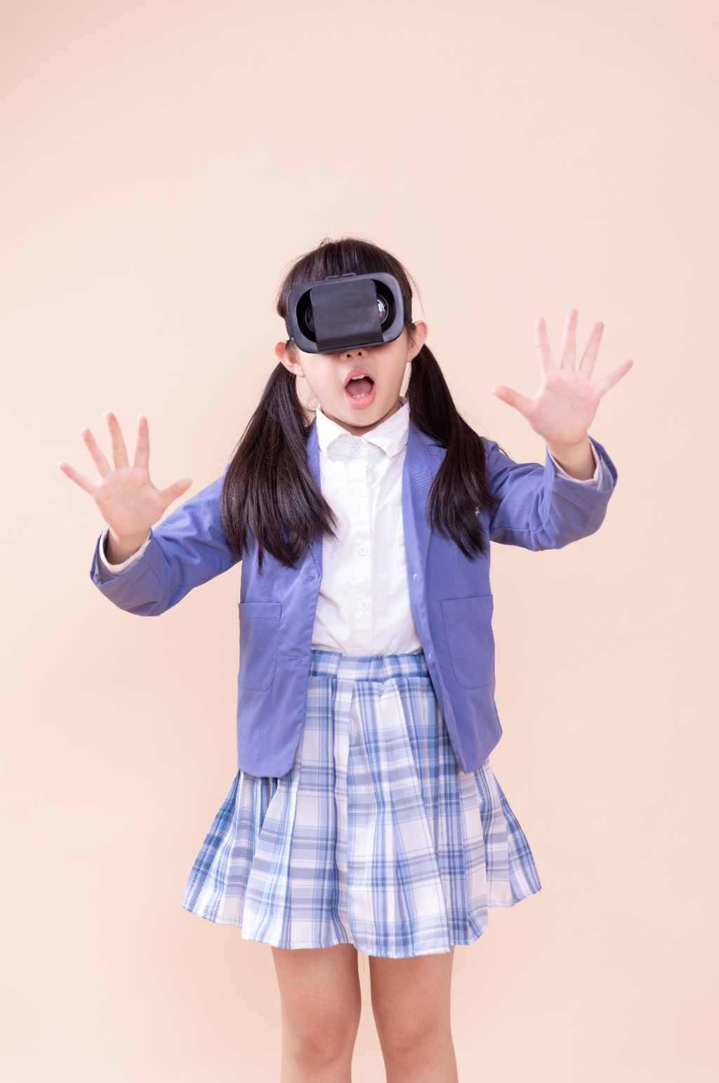 惊讶体验VR眼镜的小学生小女孩摄影图素材
