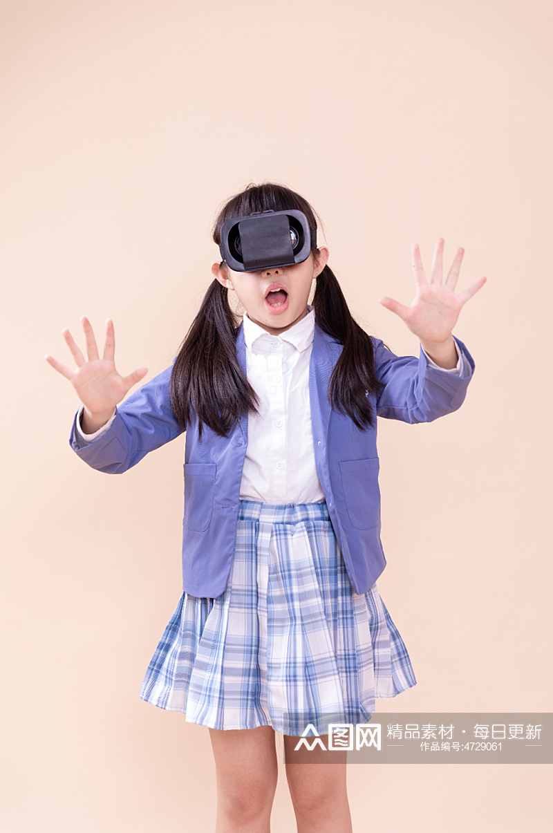惊讶体验VR眼镜的小学生小女孩摄影图素材