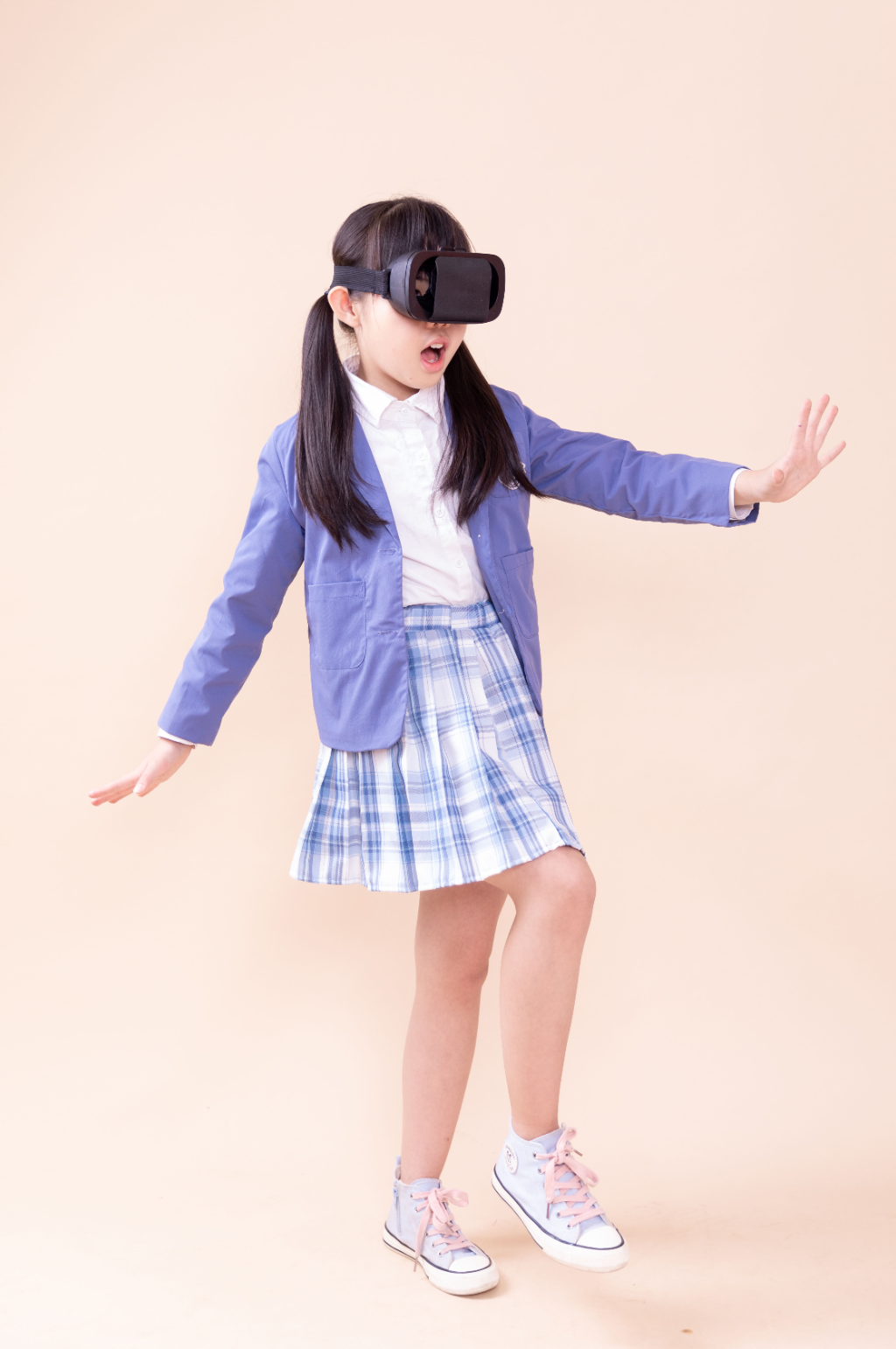 体验VR眼镜的小女孩小学生摄影图素材