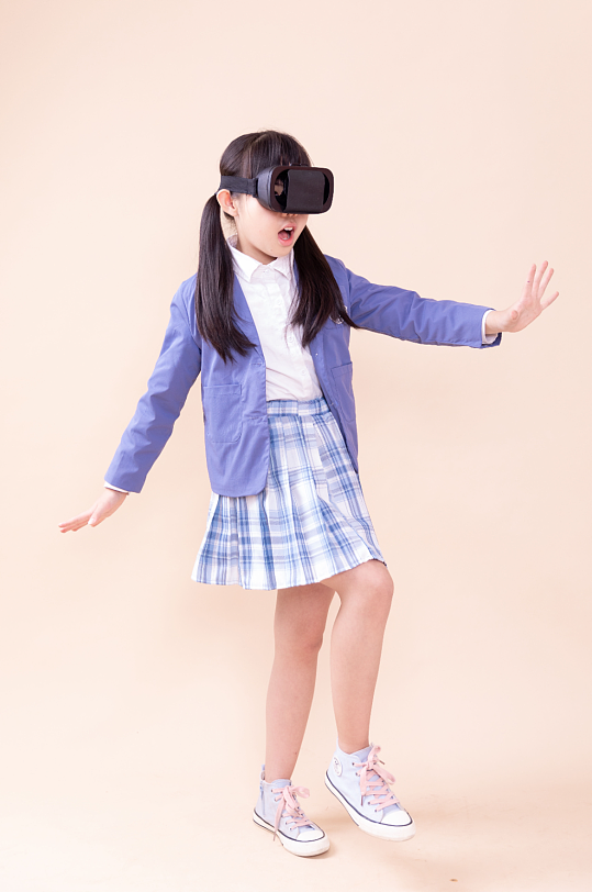 体验VR眼镜的小女孩小学生摄影图