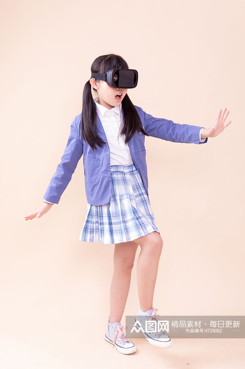 体验VR眼镜的小女孩小学生摄影图素材