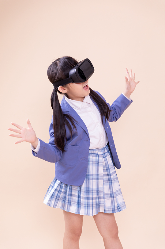 体验VR眼镜的小学生惊叹小女孩摄影图