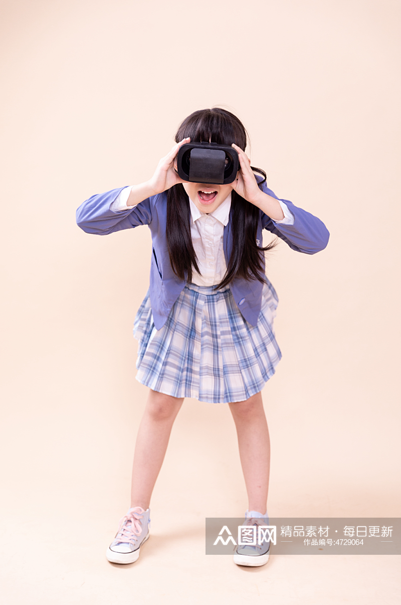 小女孩体验VR眼镜的小学生摄影图素材