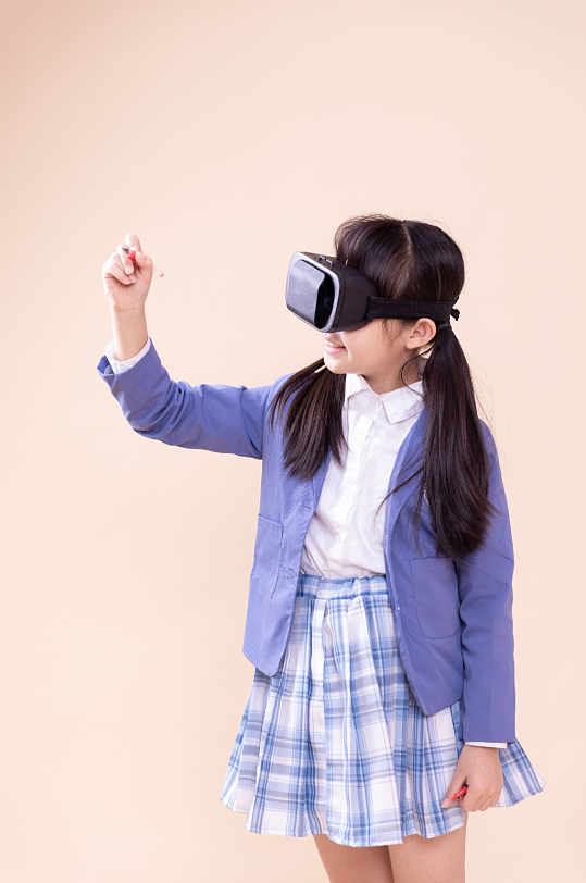 体验VR眼镜的小学生小女孩虚拟现实摄影图