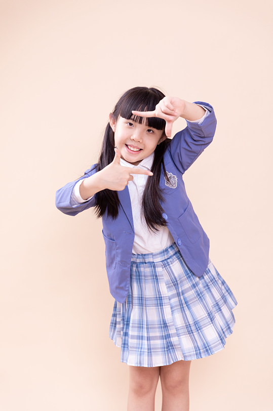 身着学生装的小学生小女孩摄影图-众图网