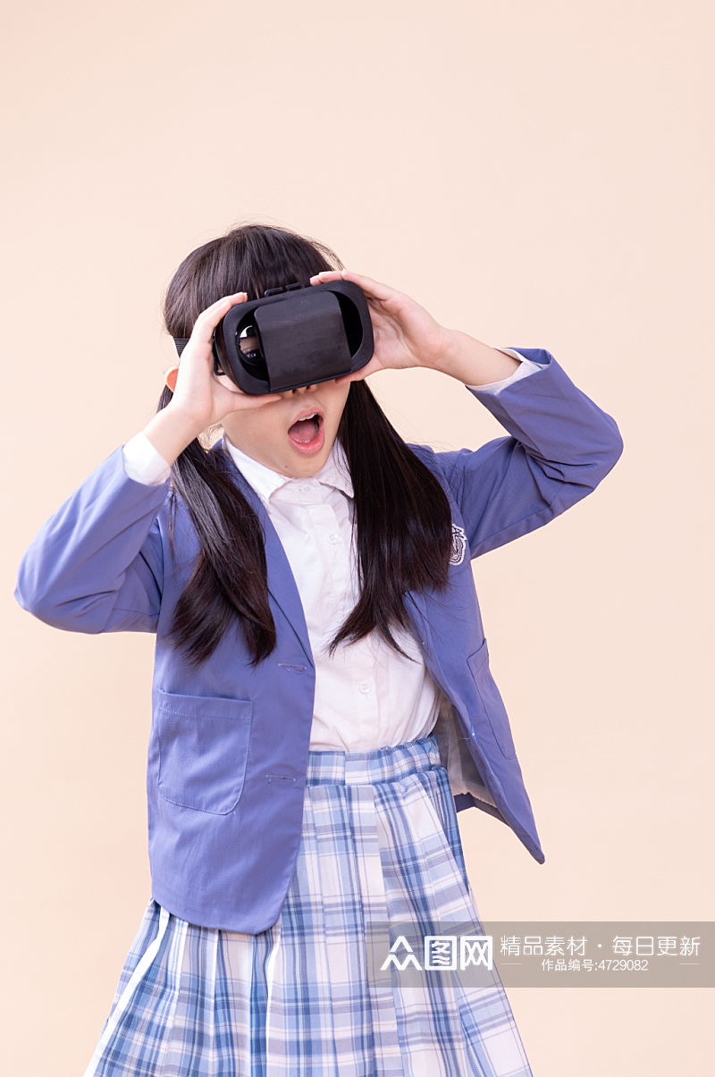 体验VR眼镜的小学生惊讶小女孩摄影图素材