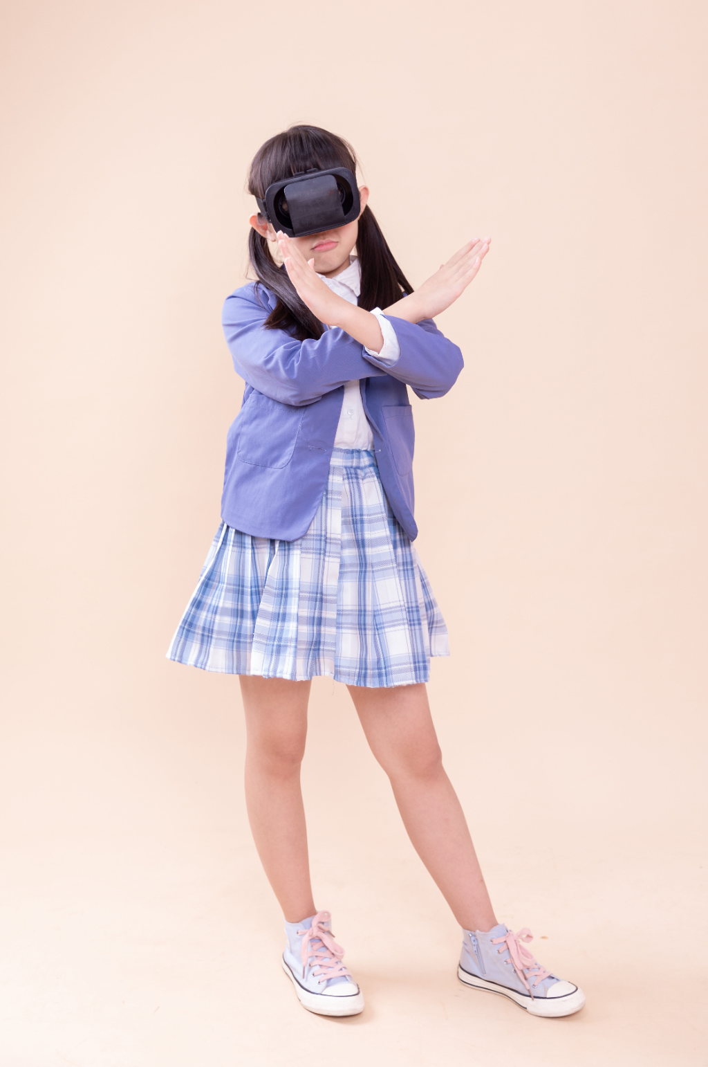 禁止体验VR眼镜的小女孩小学生摄影图素材