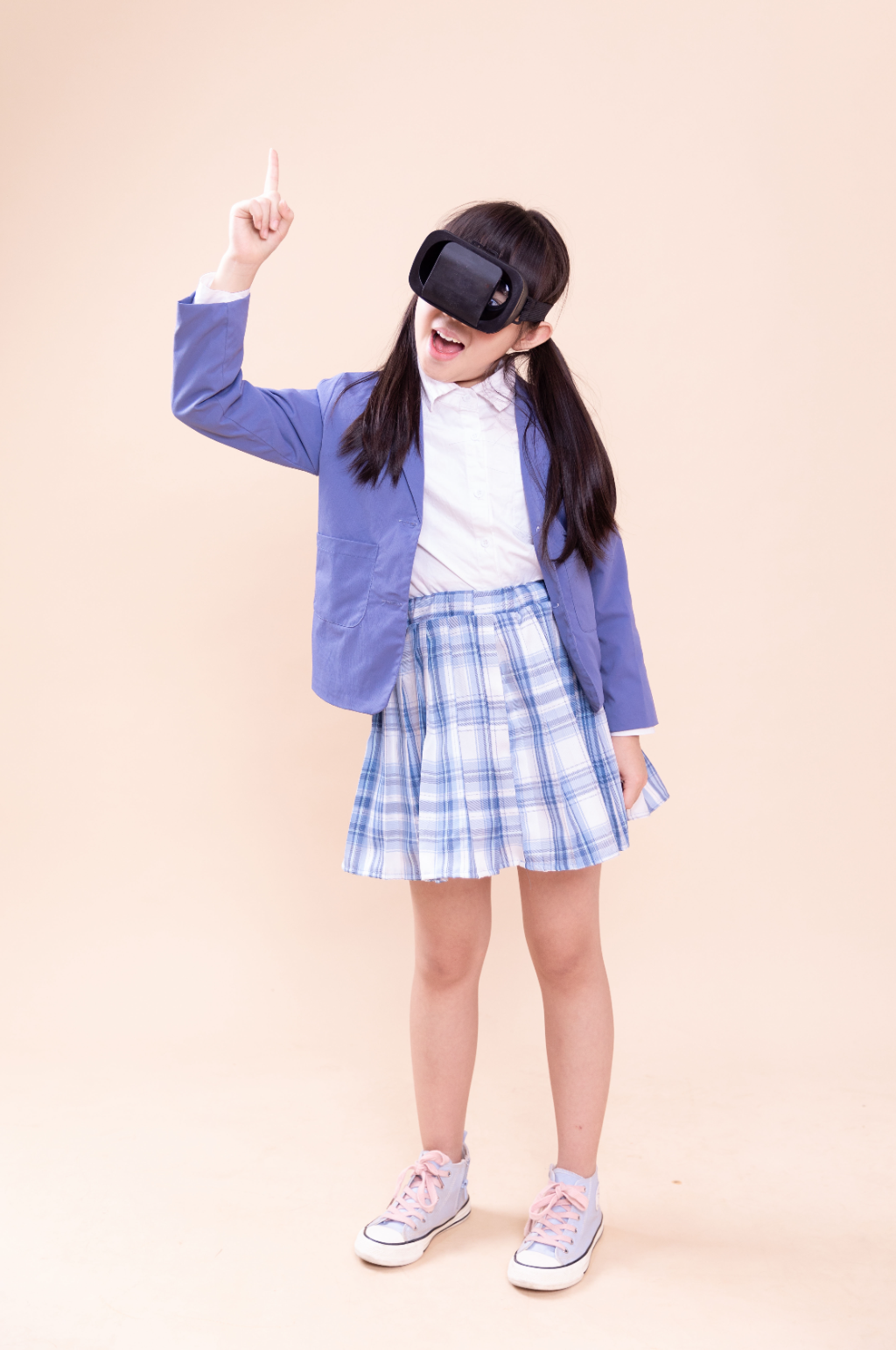 小女孩体验VR眼镜的小学生摄影图素材