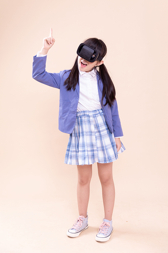 小女孩体验VR眼镜的小学生摄影图